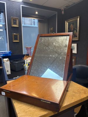Miroir de voyage en en acajou, ouvrant par deux ventaux et d…