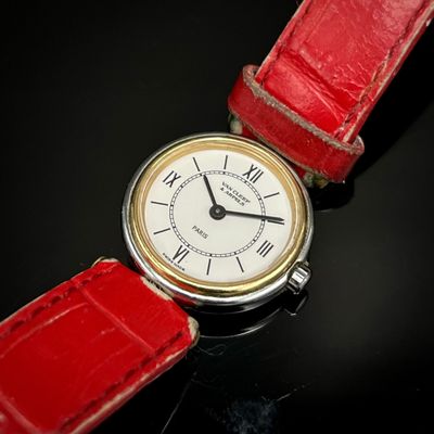 gros plan d'une montre-bracelet avec un bracelet rouge