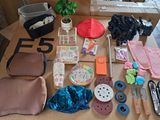une table sur laquelle se trouvent de nombreux objets