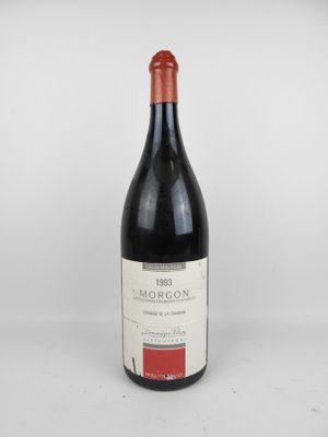 une bouteille de vin rouge posée sur une table blanche