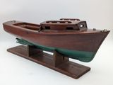 une maquette en bois d'un bateau posée sur un socle
