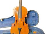 un violon dans son étui, avec un archet posé dessus