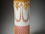 un grand vase orné d'un motif doré