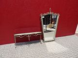 un miroir et une table devant un mur rouge
