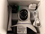 une boîte avec un appareil photo à l'intérieur sur une table