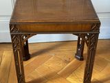 une table en bois avec un plateau en bois posée sur un parquet en bois dur