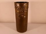un vase brun posé sur une table