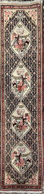 un tapis oriental orné d'un motif en losanges sur fond noir
