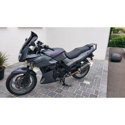 une photo d'une moto garée sur le bord de la route