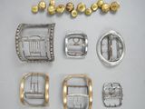 de nombreux types de ceintures et de boucles disposés sur une table