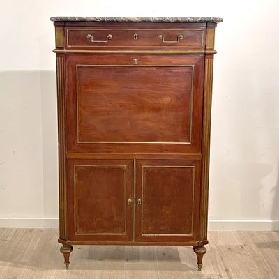 une armoire en bois avec un plateau en marbre, posée sur un parquet en bois massif