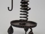 une petite chaise en métal munie d'un ressort hélicoïdal