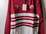 un sweat-shirt rayé rouge et blanc avec une étiquette