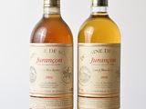 deux bouteilles de vin posées sur une table l'une à côté de l'autre