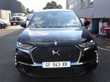 une voiture noire garée dans un parking