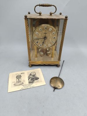 une petite horloge posée sur une table