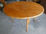 une table en bois entourée de deux chaises