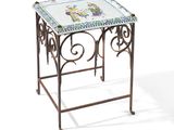 une image représentant une table avec un plateau en carrelage posée sur un piètement