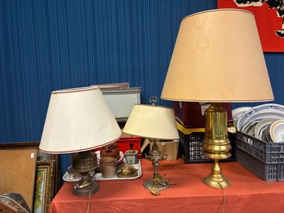 deux lampes posées sur une table recouverte d'une nappe rouge