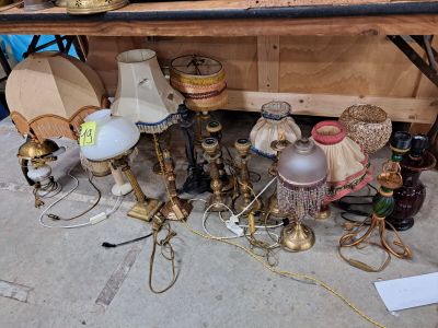 beaucoup de lampes anciennes et de lampadaires