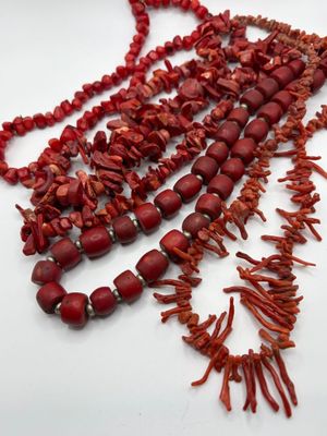 Trois colliers en perles d'imitation de corail dont bambou d…