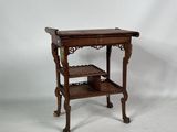 une vieille table en bois surmontée d'une étagère