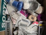 une boîte remplie d'articles de toilette et d'autres objets qu'elle contient