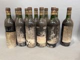 plusieurs bouteilles de vin sont alignées sur une table