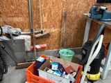 un petit chariot posé par terre, rempli d'objets