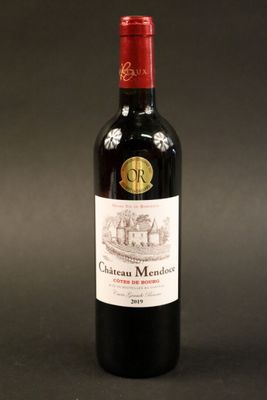 une bouteille de vin posée sur une table