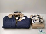 une photo représentant une paire de chaussures et un sac posés sur une table