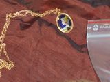 une photo d'un collier sur lequel figure l'image d'un chien