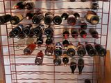 un casier à vin contenant de nombreuses bouteilles de vin