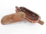 paire de porte-savons en bois en forme de poisson posés sur un support blanc