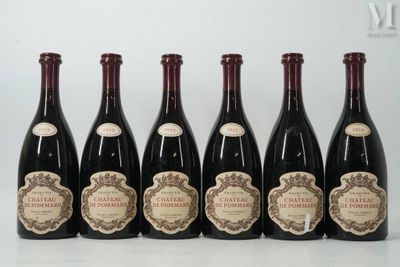 six bouteilles de vin sont alignées sur une table