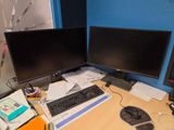 un bureau équipé de deux écrans et d'un clavier