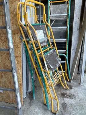 une échelle appuyée contre un mur
