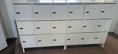 2 MEUBLES VESTIAIRE 9 CAISSONS A CODE CERTAINS FERMES CODE I…