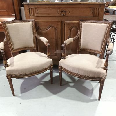 Paire de fauteuils cabriolets de style Louis XVI, à dossiers…