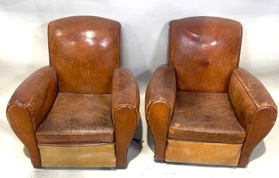 paire de fauteuils club en cuir marron à dossier tourné