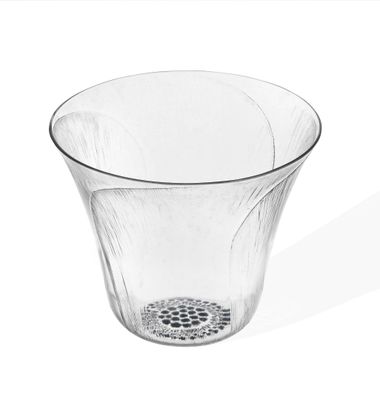 un vase en verre transparent muni d'un trou de drainage