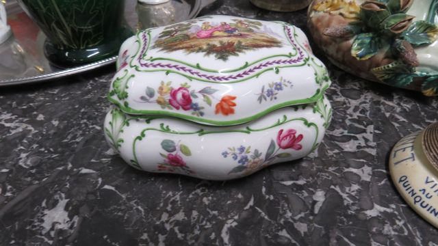 Coffret en porcelaine décor romantique