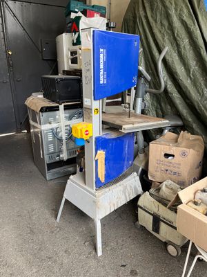 une machine bleue qui se trouve dans un garage