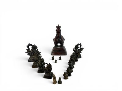 une image représentant un groupe de figurines en bronze posées sur une surface blanche