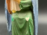 figurine d'une femme tenant un enfant dans ses bras