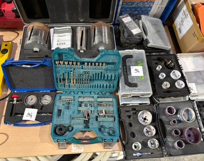 un grand nombre d'outils posés sur une table