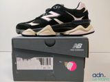 une boîte sur laquelle est posée une paire de chaussures New Balance