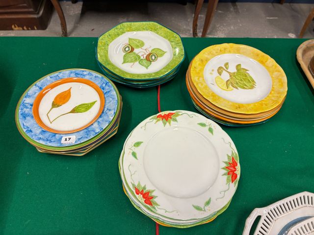 Lot de 20 assiettes à dessert et sous tasses en porcelaine. 