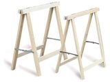 une paire de tabourets pliants en bois sur fond blanc avec le logo adn