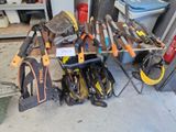 un grand nombre d'outils posés sur une table